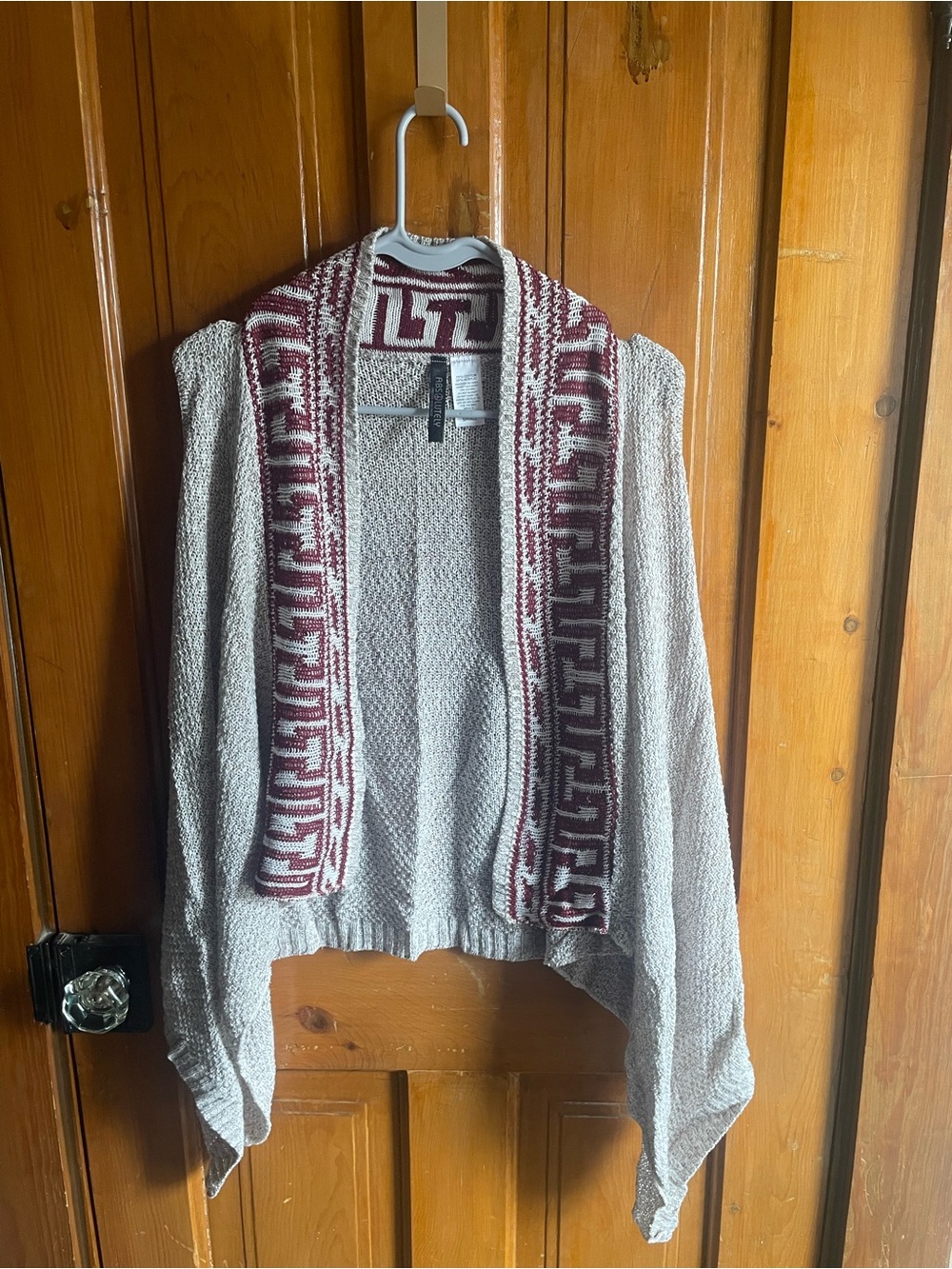 Cream Open-Front Sleeveless Cardigan with Burgundy Trim